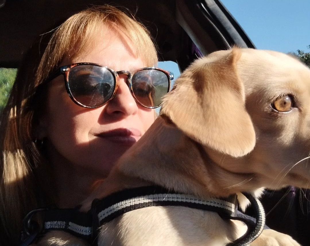 A Través de los Ojos de Mylo: El Mundo Curioso y Feliz de la Mascota de Iris Pérez