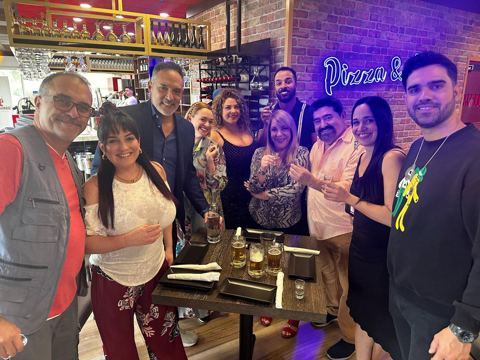 Lily Bergues, Maité Galbán,  Mariela Rosales, Yani Martin, Frank Egusquiza, Edith Obregón y Sandy Marquetti  en la serie “Amor Deluxe” de Pronyr TV