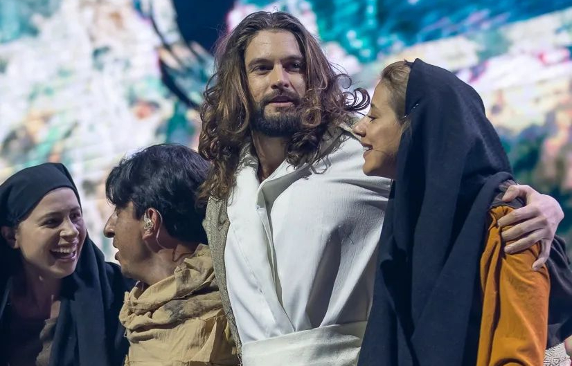 Víctor Jimcavik demuestra su versatilidad actoral en su más reciente proyecto