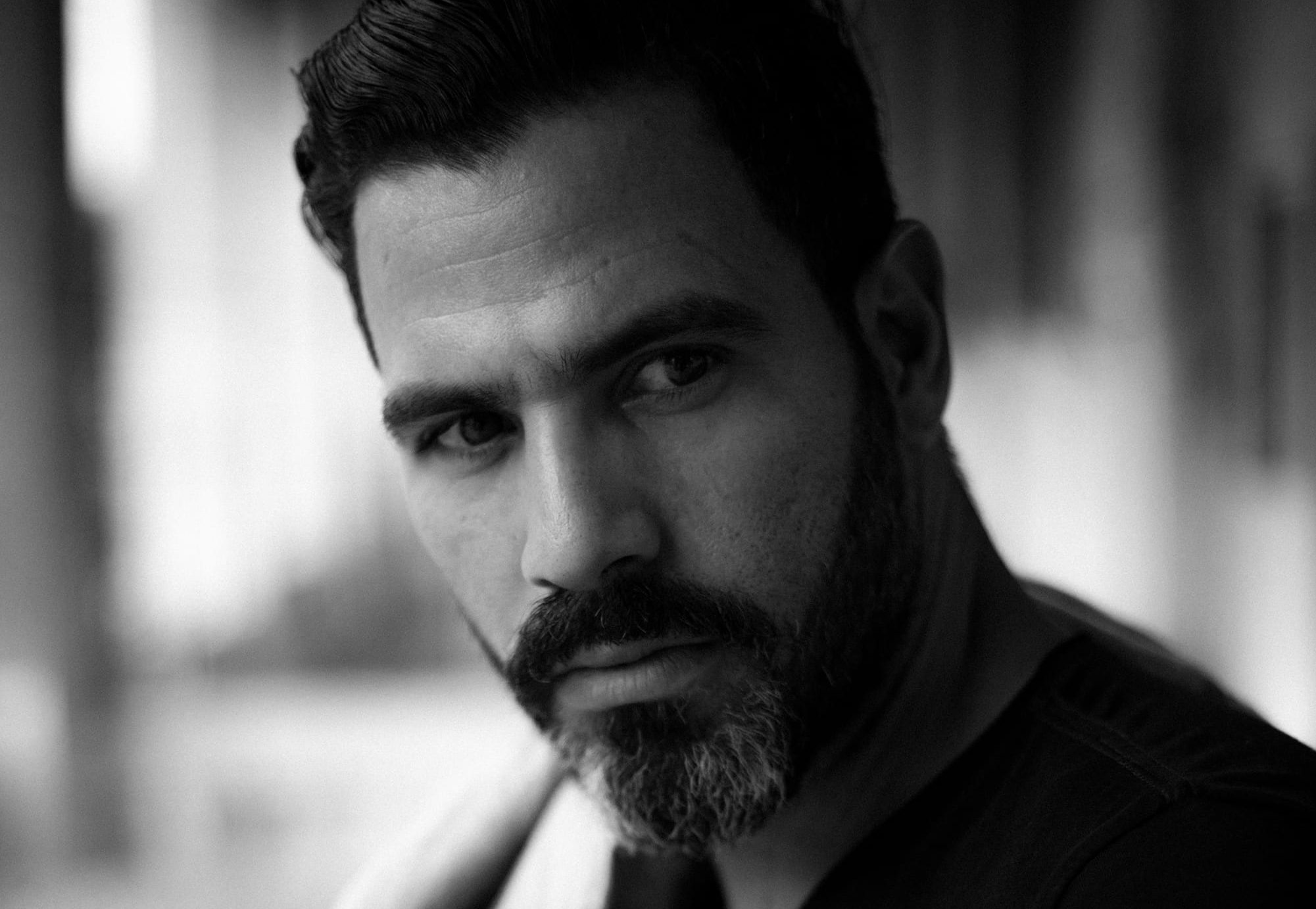 Los Escenarios de Alberto Corona: Un Viaje de Exploración Teatral