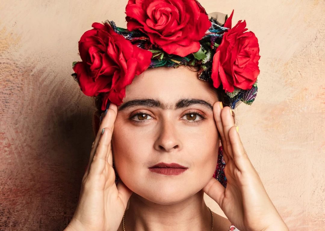 ¿A que no la reconoces? La actriz cubana Clarita García sorprende con una hermosa sesión de fotos caracterizando a Frida Kahlo