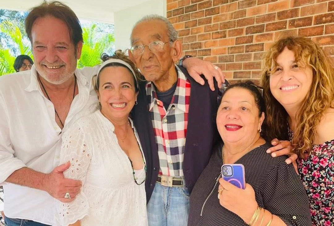 El actor cubano Jorge Perugorría celebra su Premio Nacional de Cine 2024 rodeado de amigos