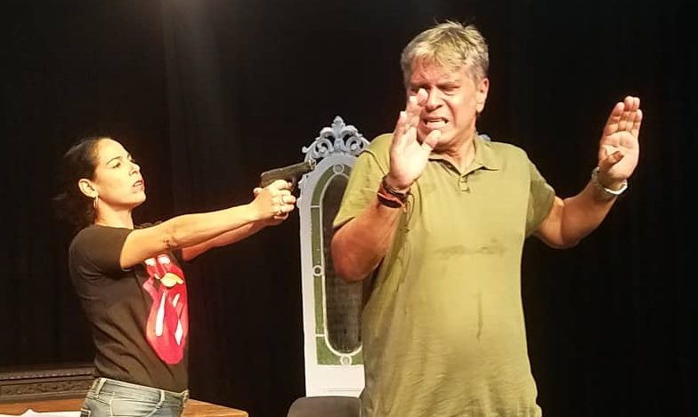 Se ensaya y seguimos dando pistas, acercando nuestra mirada curiosa para informar el trabajo de los actores en el teatro.