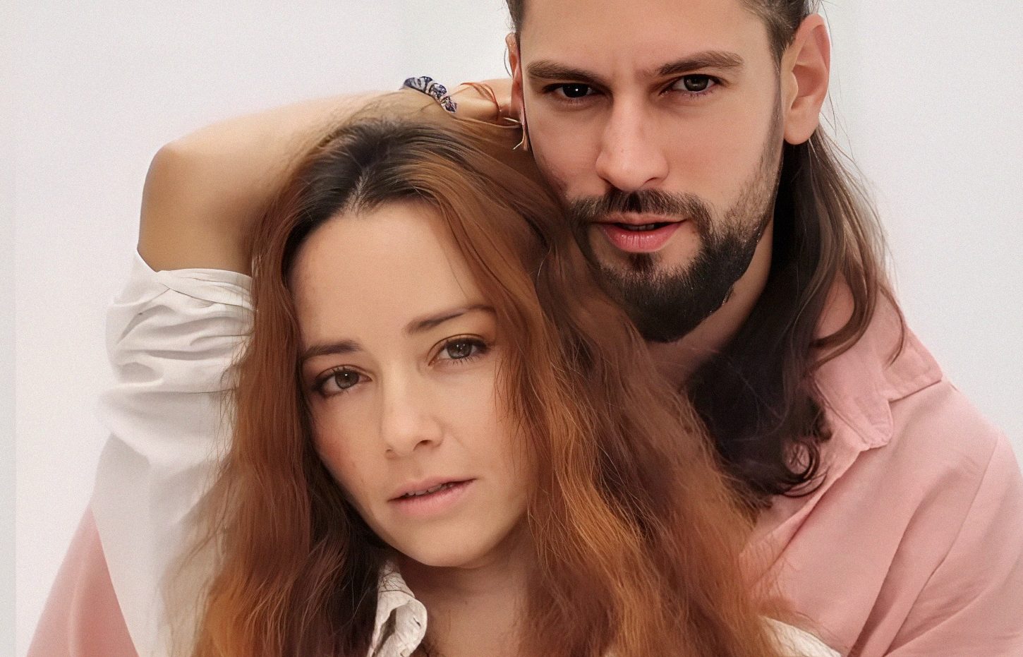 Víctor Jimcavik y Juliana Cortés Pulido calientan las redes con sensual sesión de fotos