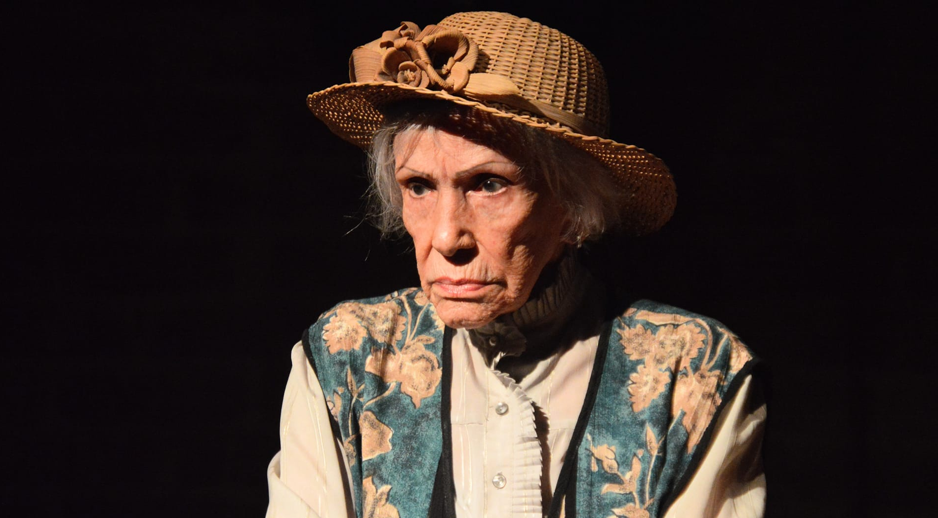 No hay límites para el arte: A sus 93 años, Verónica Lynn brilla en el Mejunje Teatral.