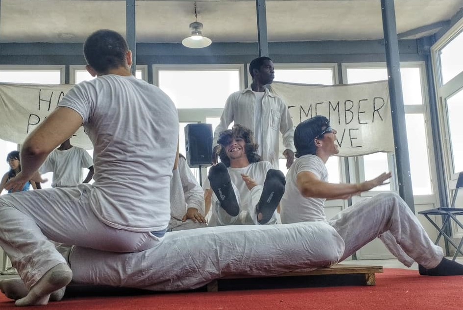 «The Question» en la Nave Oficio de Isla: El dilema de Hamlet se encuentra con el sueño pacifista de Lennon
