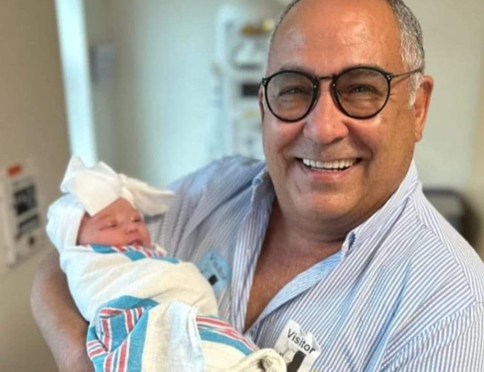 Alberto Pujol da la bienvenida a su primera nieta Lucía