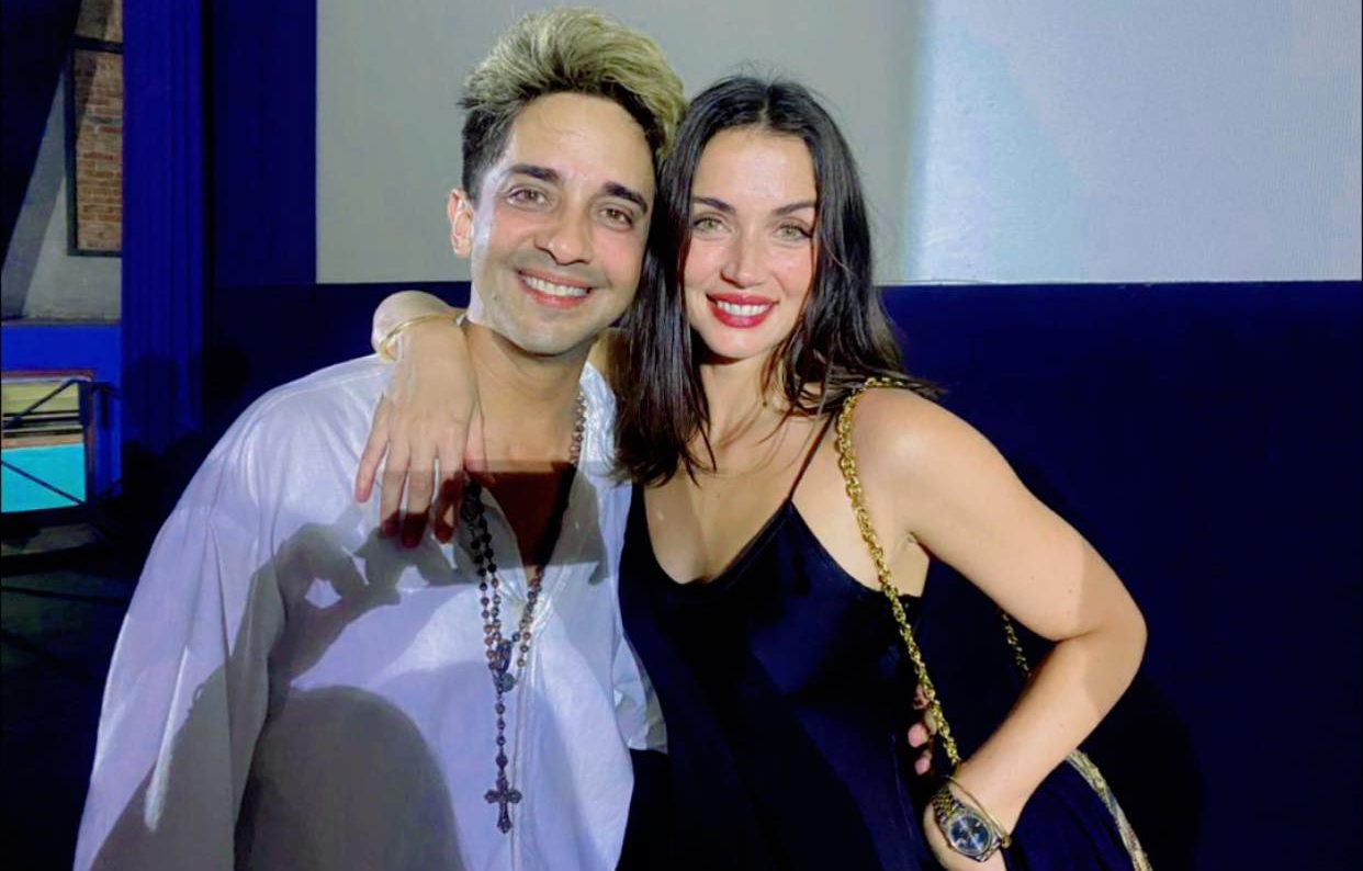 Ana de Armas no pudo resistirse a «Farándula»: La estrella cubana sorprende con su visita al exitoso espectáculo teatral