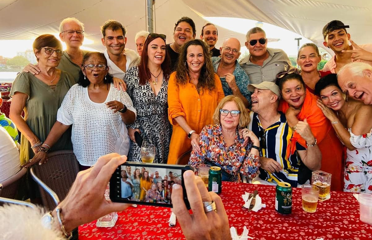 El equipo de «La Fiesta» Celebra el Fin del Rodaje