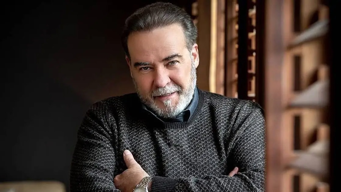 César Évora vuelve a la carga: ¿Qué trama el galán de las mil caras?