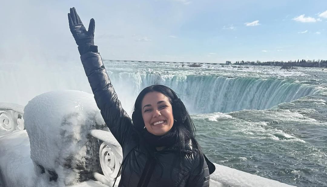 Camila Arteche se rinde ante la fuerza y energía de las Cataratas del Niágara