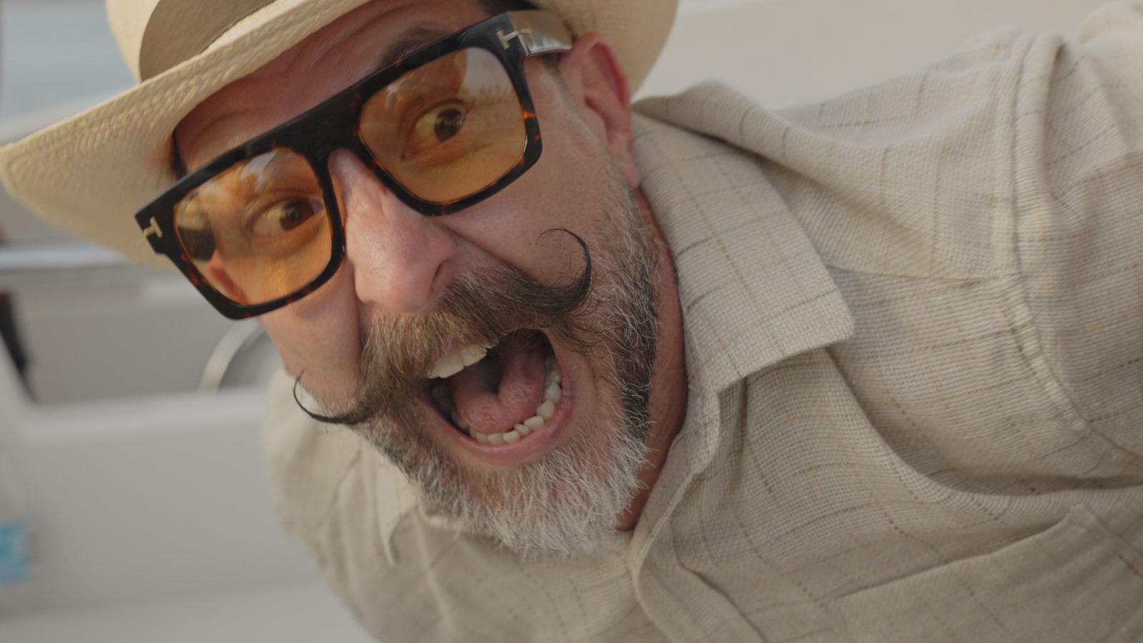 Ricardo Becerra cambia de registro en su regreso a PRONYR TV